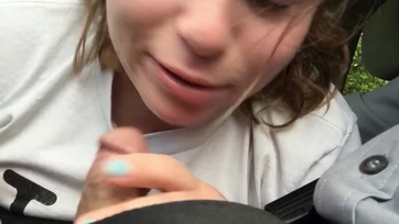 18 éves barátnőm a kocsiba szopja a farkam Thumb