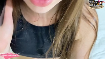 Mialatt a hapsijával cseverészett a telón a nagytökű szextársa figyelmesen megkuffantotta a sikamlós pinácskáját Thumb