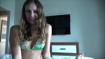 Utánam jött a hálómba a tüneményes mostohanővérkém és elkezdte szopizni az eres faszom Thumb