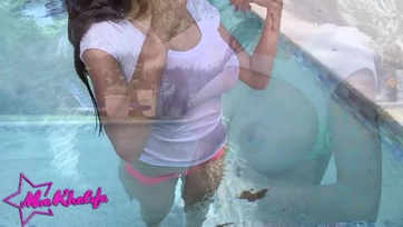 Megvillantgatta a hatalmas dudáit a virgonc iraki picsa majd nekilátott leszívni a fiút a víz alatt Thumb