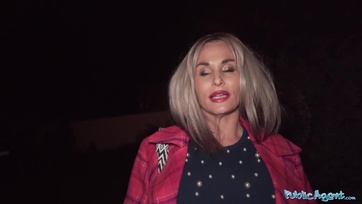 Lecumikáztattam és megdöngettem a ribim szexi milf anyukáját aki gyönyörűszép keblekkel van felruházva Thumb