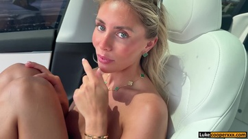 Beült a fiú tragacsába a szöszke szexbomba és másodpercekkel később már cumikázta az életerős falloszát Thumb