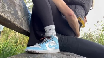 Úgy beindult a bűbájos spiné a köztéren hogy a legging-jében ugrándozott az erektált fütyülőmön Thumb