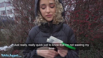 Elrakta a lóvét a göndörhajú luxus ribanc és hagyta hogy az anonim ügynök belógassa a répáját Thumb