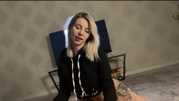 Előrántotta a péniszemet a boxeremből és elkezdett rajta furulyázni a félpucér nejem Thumb