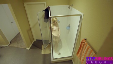 Hezitálás nélkül szárazon benyomta az erektált fütyijét a ruhátlan mostohahugicája muffocskájába Thumb