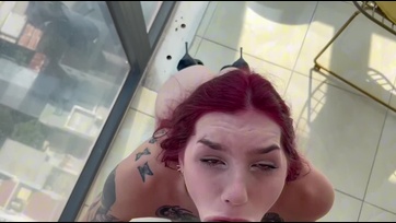 Pucéran magasssarkúban bő nyállal cidázta a böszme fütyköst a szexfüggő amatőr leányzó Thumb