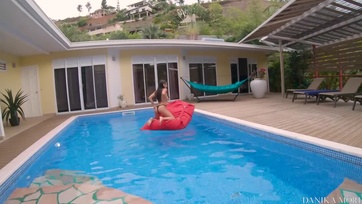 Abszolúte begerjedtem a szemérmetlen cicusomat sasolva a medencénél, úgyhogy rácsücsültettem a pöcsömre Thumb