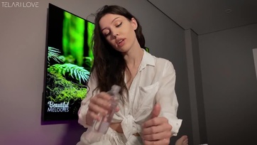 Rohanva rászorított a páciense erektált pélójára a tündibündi cica majd megpördült és beleült Thumb