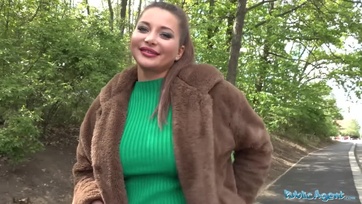 Élvezettel megvillantotta egy kis gázsiért a mesés csöcseit és a seggét majd szétdobta a combocskáit Thumb