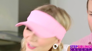 A lúzer mostohatestvérem suttyomban előrántotta a pajszerét és beverte a fini kis puncikámba Thumb