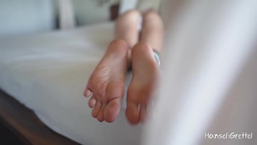 Az arcomon ülve cuppogtattam meg a puniját mielőtt becsúsztattam volna a virslimet Thumb