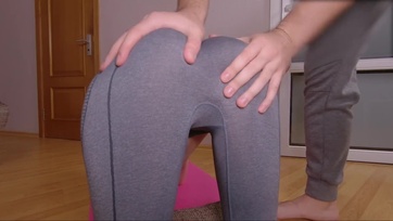 A srác nem bírt ellenállni a darázsdekerú leggings-es fiatal cicusnak és teledurrantotta a szűköcske puniját Thumb