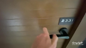 A platinaszőke feszes testű bula rögvest ledobta a fürdőruciját hogy beleüljön a robusztus szerszámba Thumb