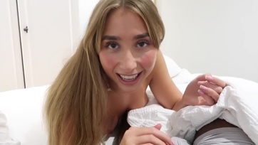 A nővérkém legjobb barinőcskéjével osztoztam az ágyon, és a platinaszőke pipi a faszomat akarta! Thumb