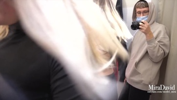 Majdhogy rajtakapják a szöszke amatőr csajt, ahogy a kabinban lecumizza a tökös srácot Thumb